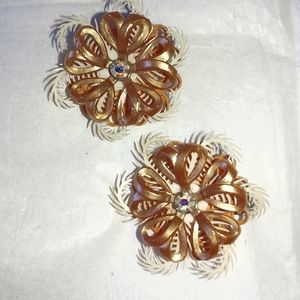 SOFT PLASTIC FEATHERY CLIP EARRINGS - PEACH & OFF WHITE VINTAGE